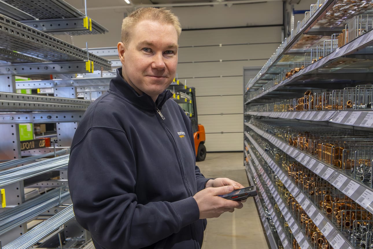 Myymäläpäällikkö Markus Törmänen esitteli ensi viikolla aukeavan Onnisen sisätiloja.