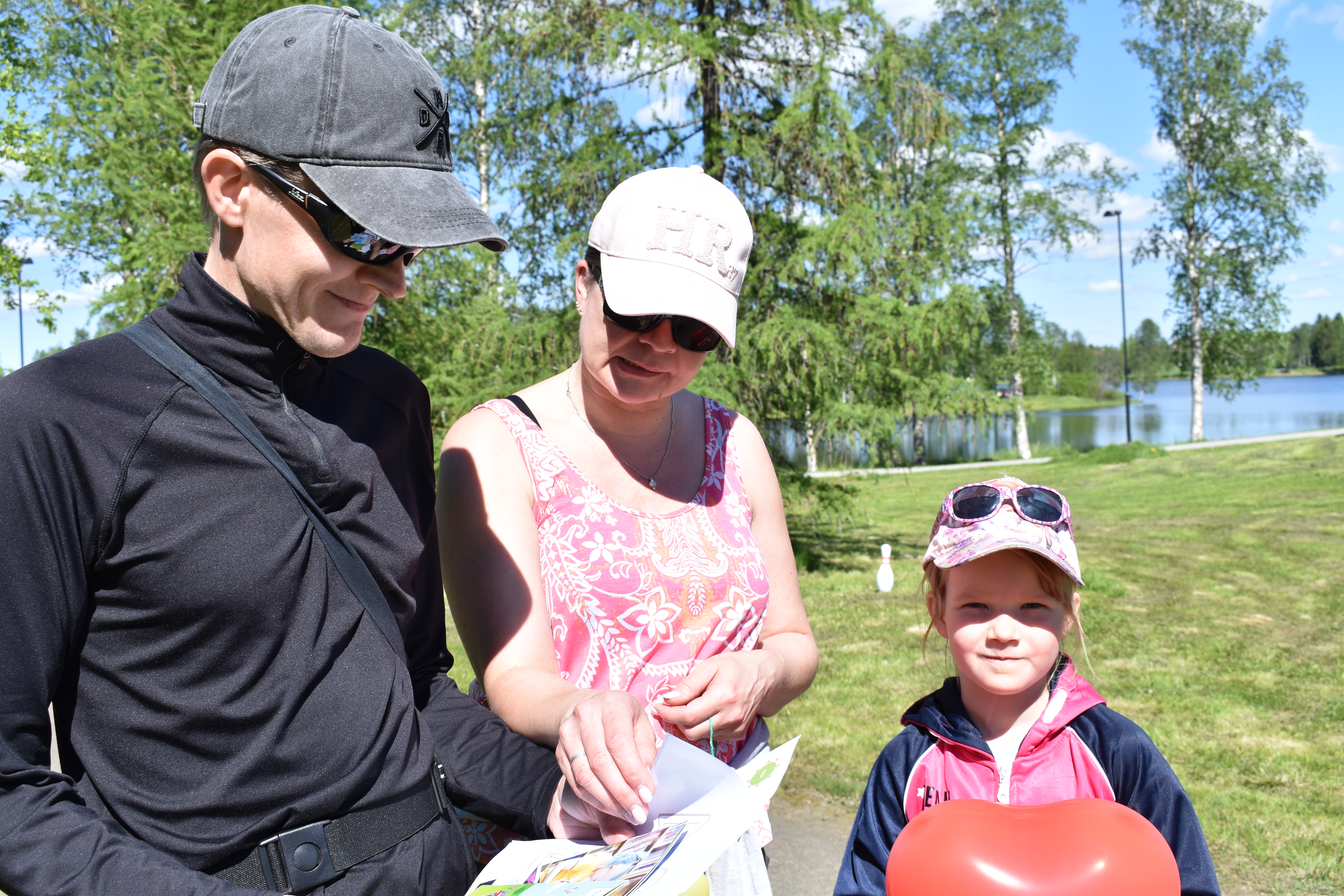 Seinäjokelaiset Kimmo Hietamäki, Tuula Aho ja Noora Hietamäki kiertämässä hyvinvointirasteja kesälomareissullaan lauantaina. Perhe on matkustellut Kuusamossa useasti aiemminkin.