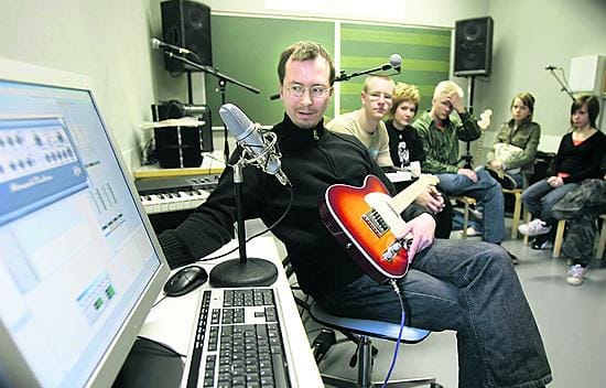 Petri Mäntynenä näyttää Musacornerin upouusissa tiloissa, miten soittajalta sujuu hiirityöskentely.