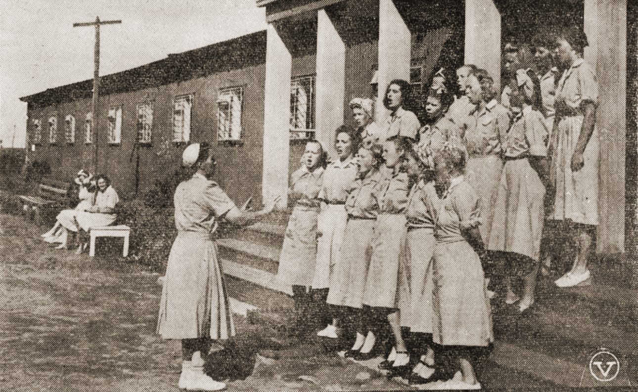 Ilmajoen työlaitos oli yksi Suomen kymmenestä työlaitoksesta. Sieltä on säilynyt hyvin vähän valokuvia. Tässä harvinaisessa kuvassa työlaitoksen kuoro harjoittelee. Vaasa-lehden kuva on 1950-luvulta.