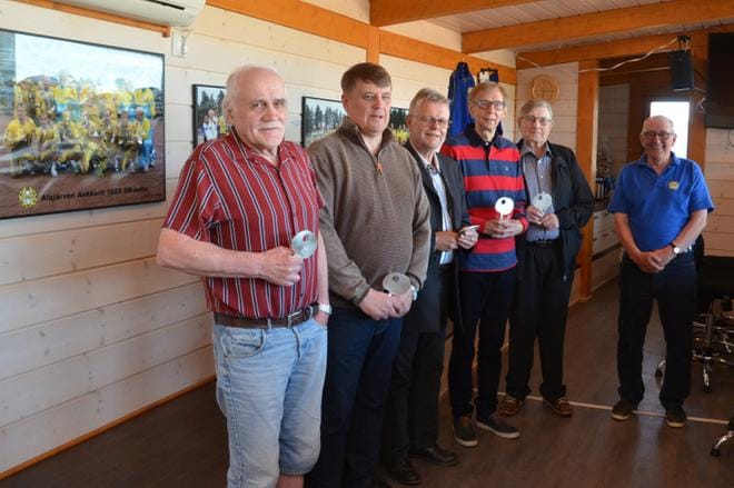 Ankkureiden edustajat Reino Jaatinen ja Juha-Pekka Keisala sekä asiantuntijakummit Esko Ahonen, Kalevi Moisio, Esko Mäkelä saivat Pekka Peltomäeltä muiston tämän palkintokaapista. KUVA: MARKKU TURPELA