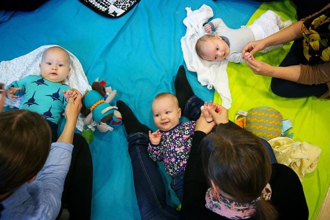 Suomessa syntyi viime vuonna vähiten lapsia sitten vuoden 1868 nälkävuoden jälkeen. Kuvan pallerot nauttivat vauvahieronnasta Vaasasssa 2016.