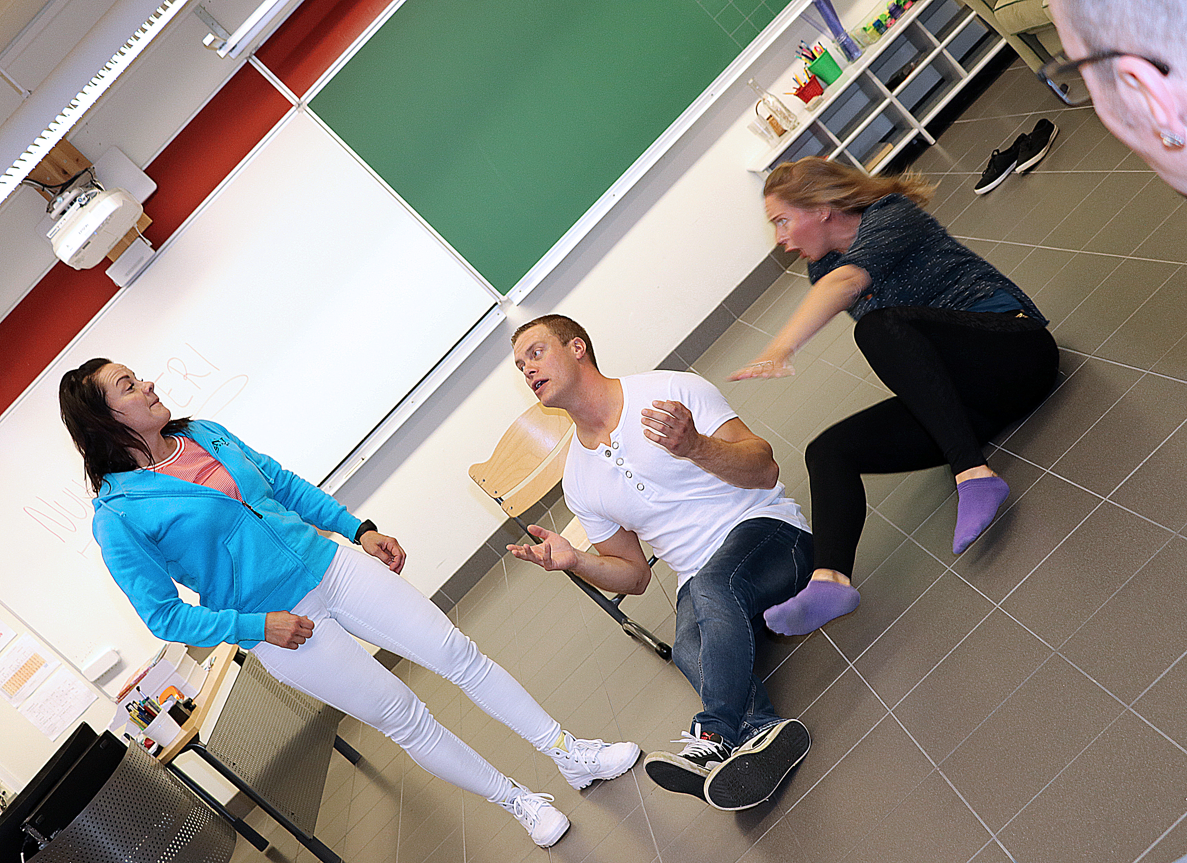 Nuu-teatteriyhdistys esitteli improvisaatioteatteria, jossa tarinan edetessä yhden henkilön on aina seistävä, yhden istuttava ja yhden oltava pitkällään. Heittäytymässä Henna Kujala, Jani Matinaho ja Saila Puumala.