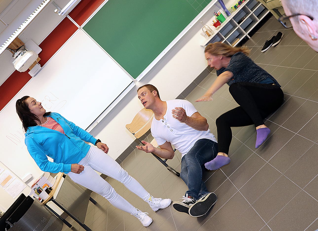 Nuu-teatteriyhdistys esitteli improvisaatioteatteria, jossa tarinan edetessä yhden henkilön on aina seistävä, yhden istuttava ja yhden oltava pitkällään. Heittäytymässä Henna Kujala, Jani Matinaho ja Saila Puumala.