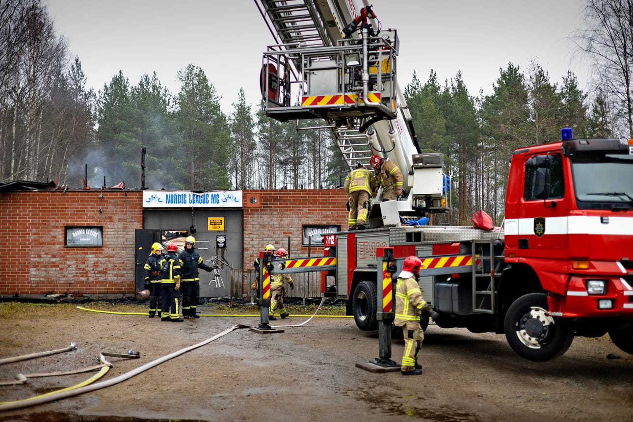 Pelastuslaitos jatkoi Kurikassa jälkisammutustöitä paikalla pitkään.