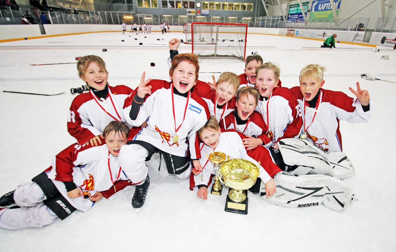 Vuonna 2006 syntyneiden eli F1-ikäisten turnauksen voitti Kiekko-Laserin ykkösjoukkue. Voittajilla oli hymy herkässä. Vasemmalta Aapo Säippä, Vili Keränen, Jaakko Maijala, Olli Törmänen (maalivahti), Joose Raatesalmi, Jura Selander, Daniel Malila, Eelis Moilanen ja Elmer Peräaho.