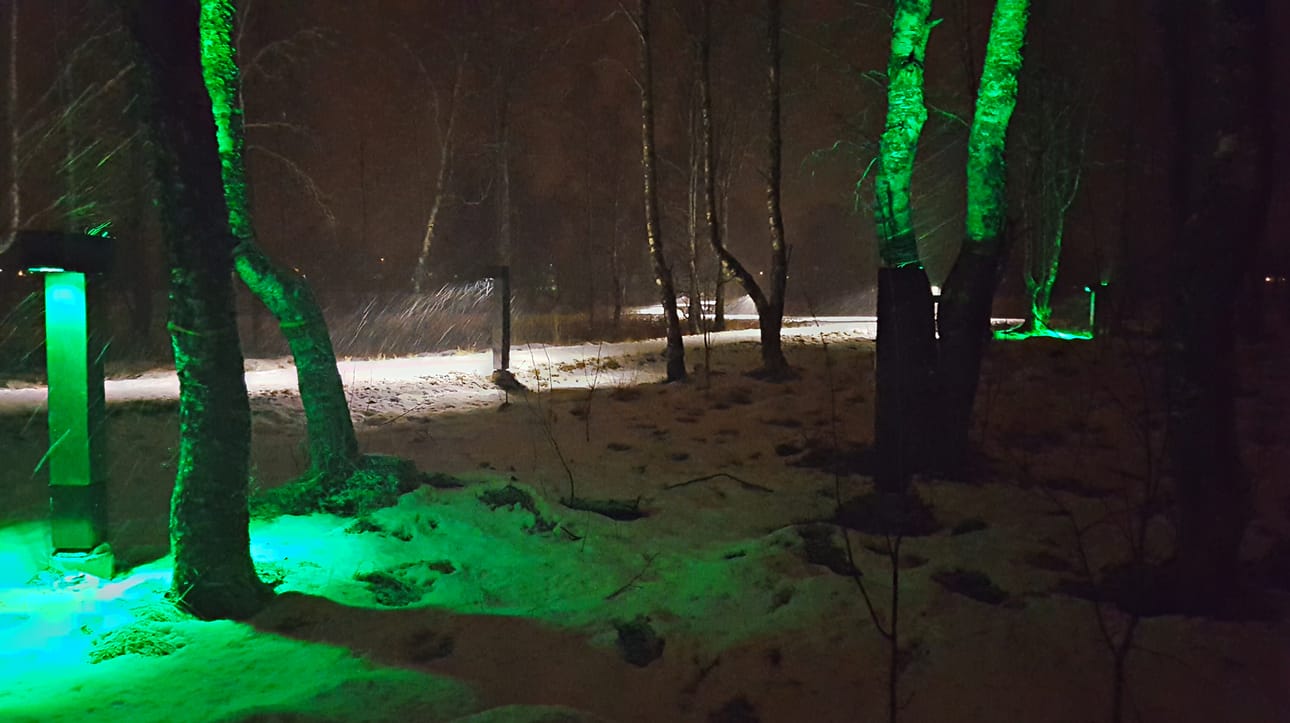 Korostusvalojen väri vaihtelee punaisesta siniseen ja vihreään.