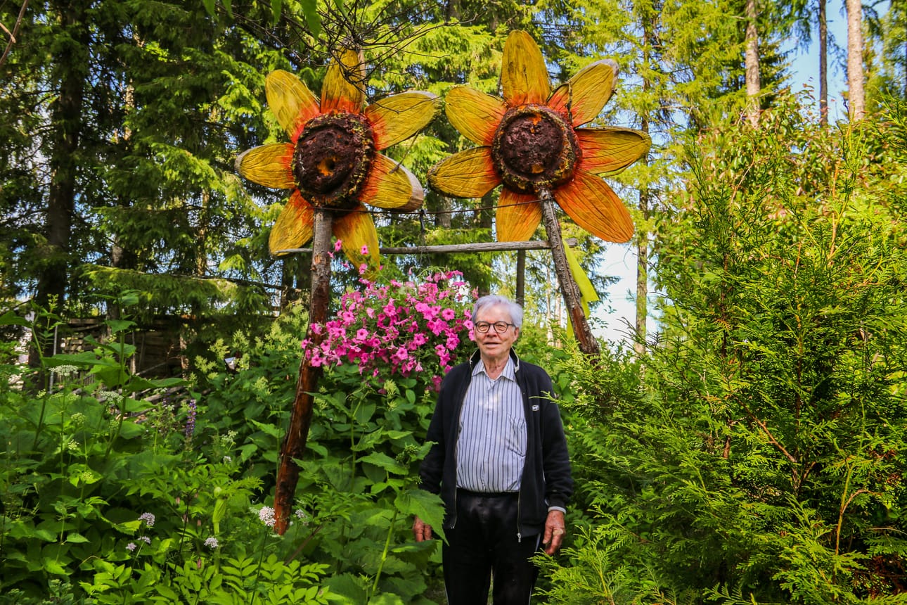Vilho Auniola rakensi itse puiset kukat, jotta puutarhassa on väriloistoa ympäri vuoden.