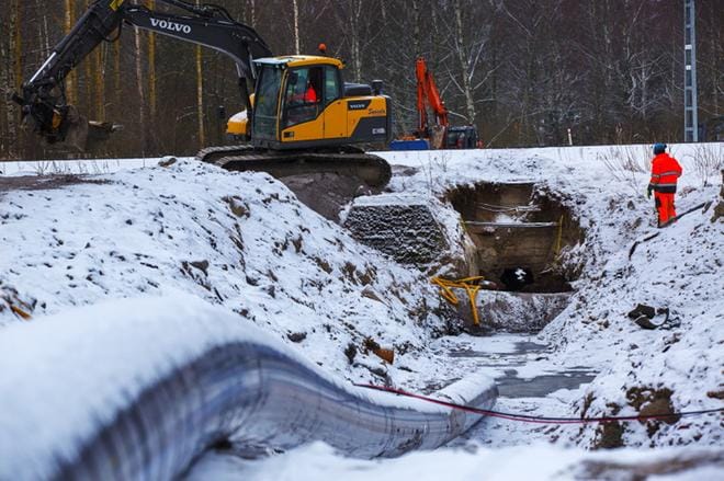 Vaasan keskustaan vievä runkovesijohto sukeltaa Rytilaaksossa myös junaradan alta. KUVAT: MINNA ANTILA