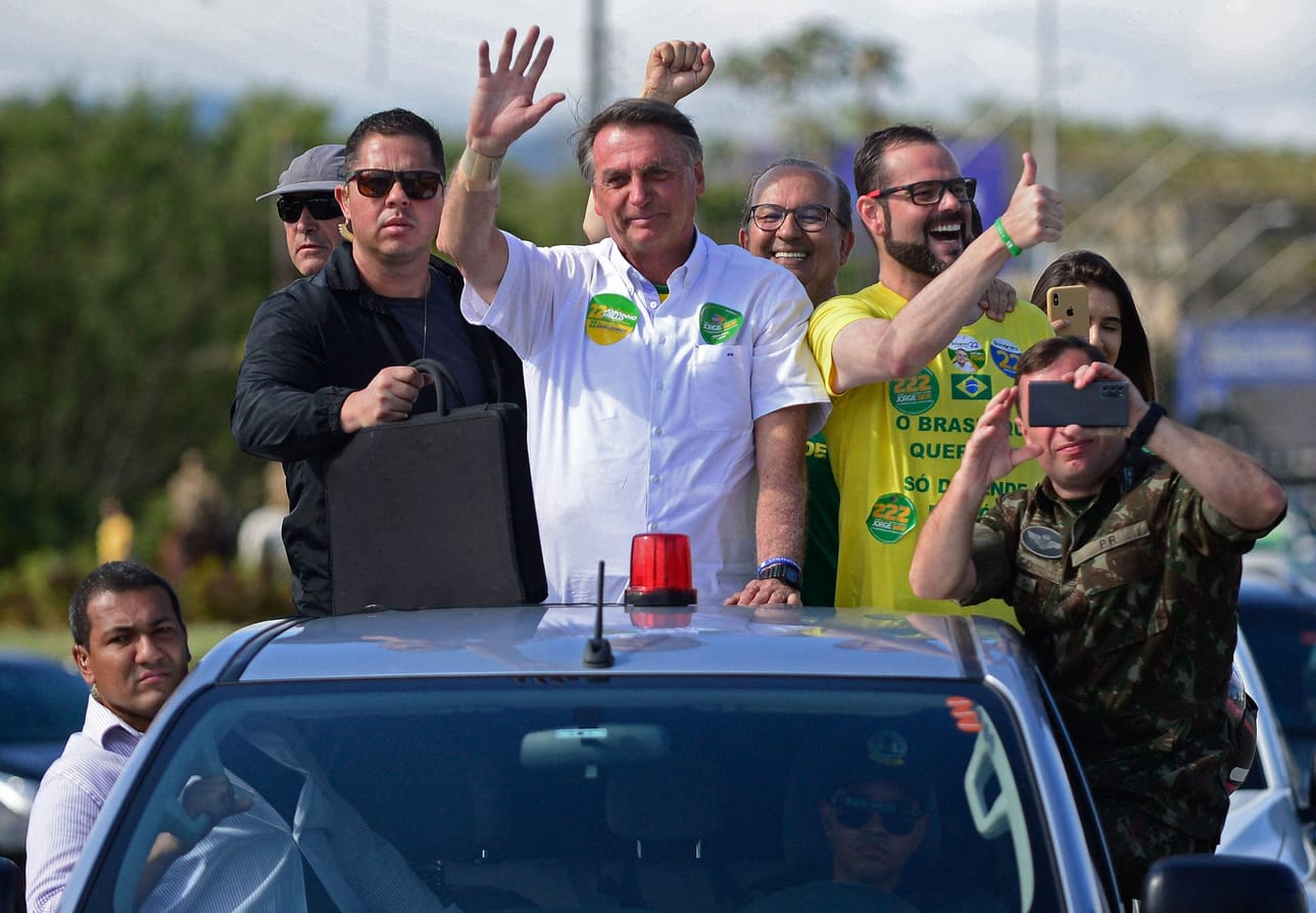 Brasilian istuva presidentti Jair Bolsonaro (kuvassa keskellä) on kirinyt haastajaansa kyselyissä. LEHTIKUVA/AFP