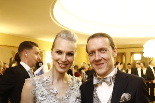 Minna Kauppi ja Sipe Santapukki juhlivat Suomen satavuotista itsenäisyyttä. Samalla he ovat ensimmäistä iltaa erossa esikoisestaan. KUVA: Joel Maisalmi