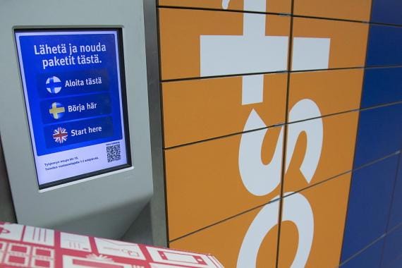 Pakettiautomaatista on näppärä siepata paketti mukaan kauppareissulla. Kuva Mauri Ratilainen