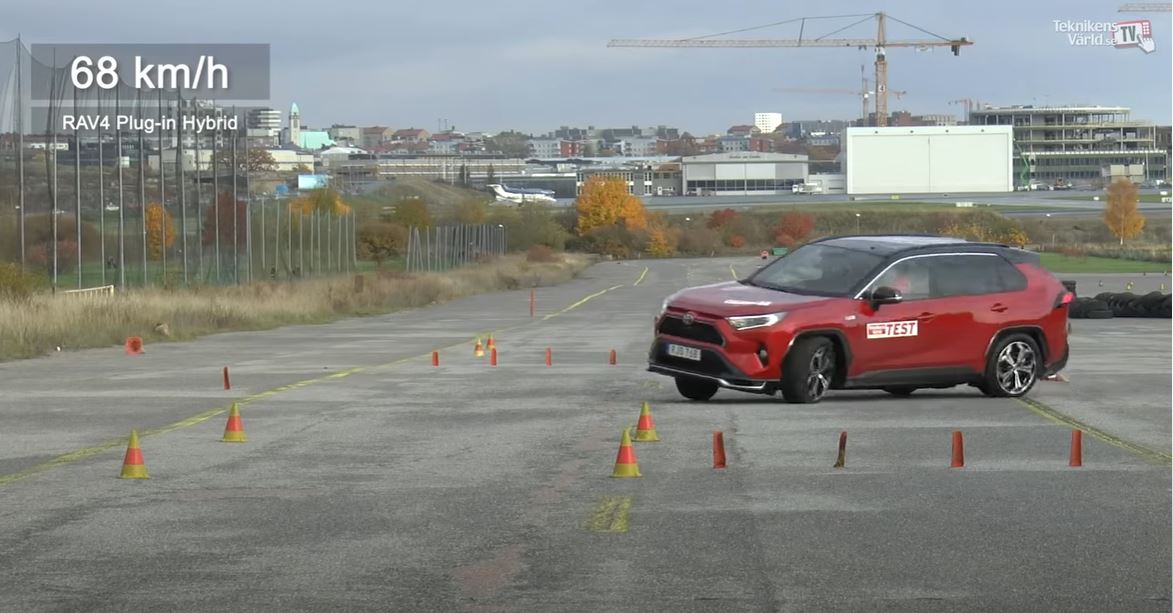 Katumaasturit jälleen vaikeuksissa ruotsalaislehden väistötestissä – Teknikens Värld sanoo Toyota RAV4-lataushybridin ajokäytöstä "skandaalimaisen huonoksi"