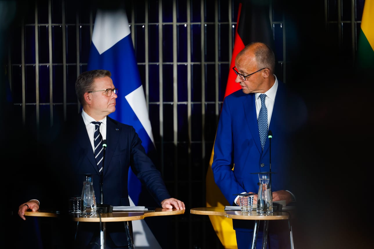 Suomen pääministeri Petteri Orpo oli saanut Rovaniemen arktiseen kokoukseen mukaan Saksan liittokansleri Friedrich Mertzin. Saksan johtaja lupasi tukea Orpon aloitetta eurooppalaisten jäänmurtajien hankkimisesta Suomesta.