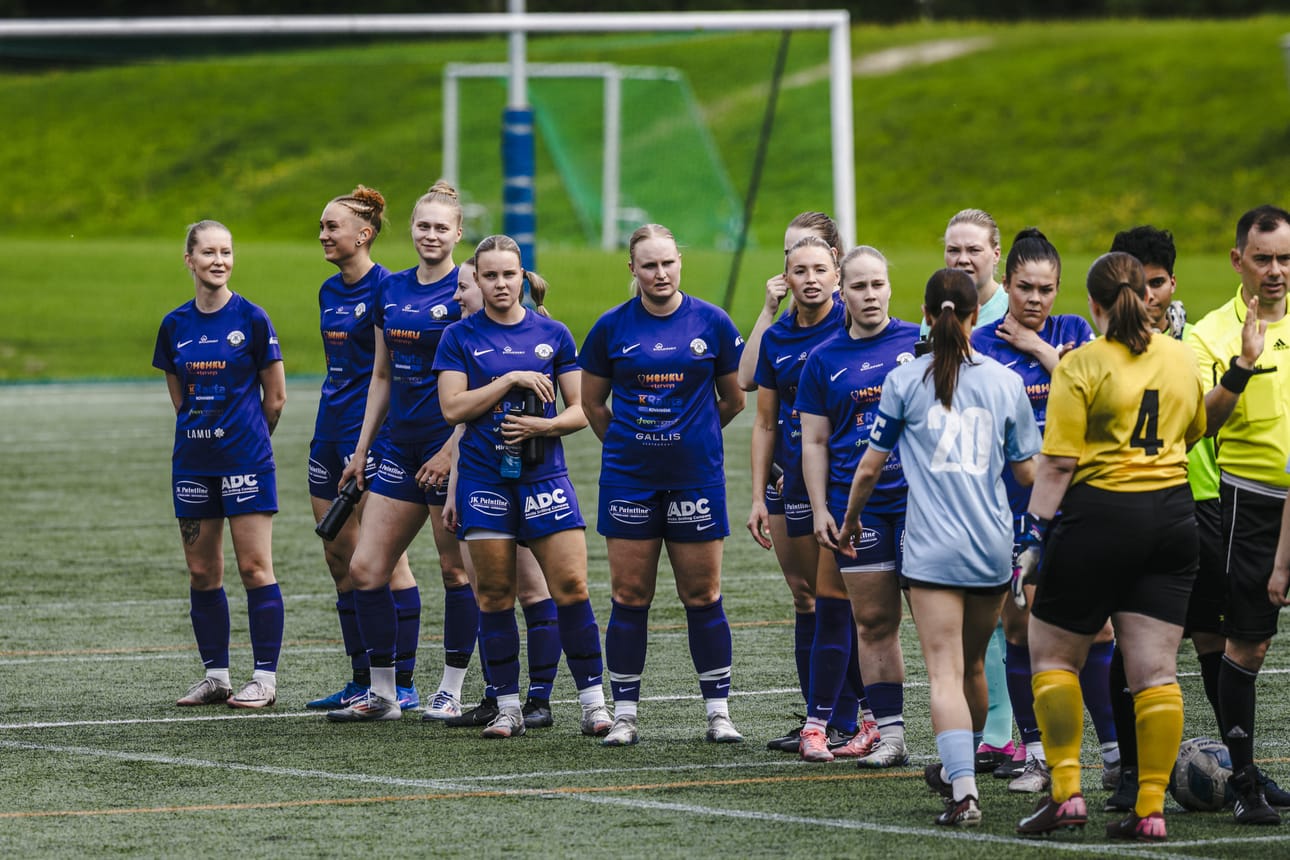 Violettipaitainen AIK Ylikylä kohtasi edellisessä kotiottelussaan oululaisen OHF:n ja voitti 5–3. Rovaniemeläisjoukkue on tehnyt viiteen otteluun 31 maalia, sarjan eniten, ja voittanut peleistä neljä. Se on sarjassa kolmantena.