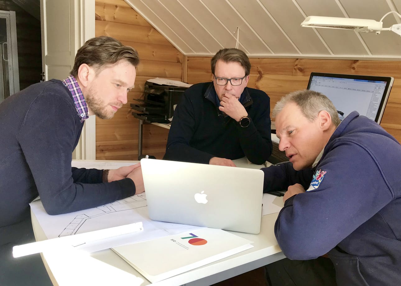 Uuden tunturihotellin suunnittelutyö on päässyt hyvään vauhtiin. Pääarkkitehtinä on Asko Lax Pudasjärveltä (keskellä) ja sisustussuunnittelijana Tatu Ahlroos, joka on suunnitellut muun muassa Aurora-sviitit (vasemmalla). Hotelliyrittäjä Juha Kuukasjärvi (oikealla) on toiveikas hotellin rakentamisen suhteen. Tavoitteena on päästä rakennustöihin jo kevään aikana.