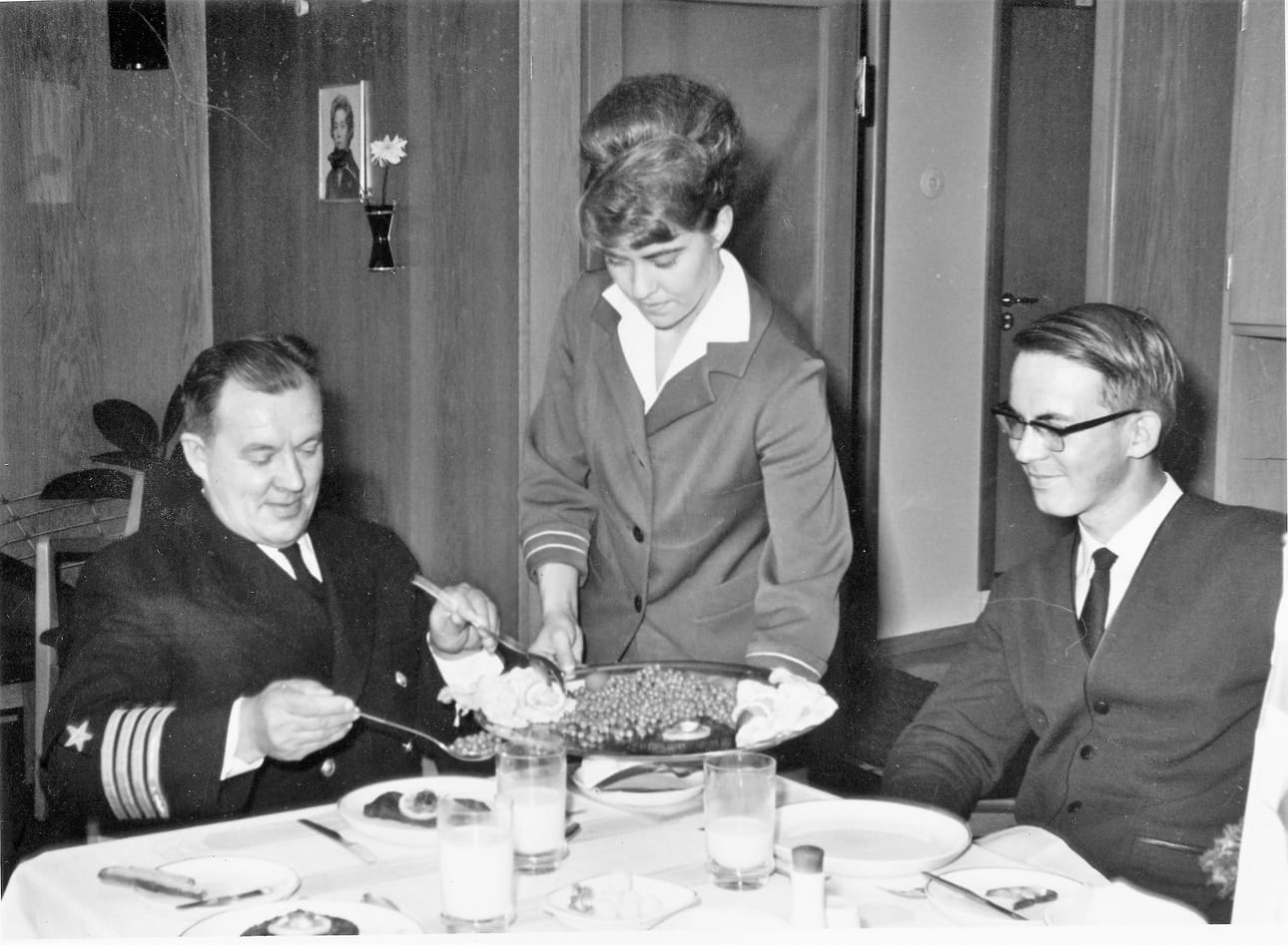Salonkiville tarjoilee Wienin leikettä päällystön salongissa 1960-luvulla.