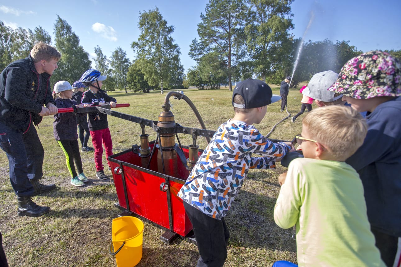 Vuonna 1810 syttynyt Raahen palo sai pelastuslaitoksen pisteellä kyytiä, kun oli Koivuluodon koululaisten vuoro ryhtyä pumppaamaan vettä.