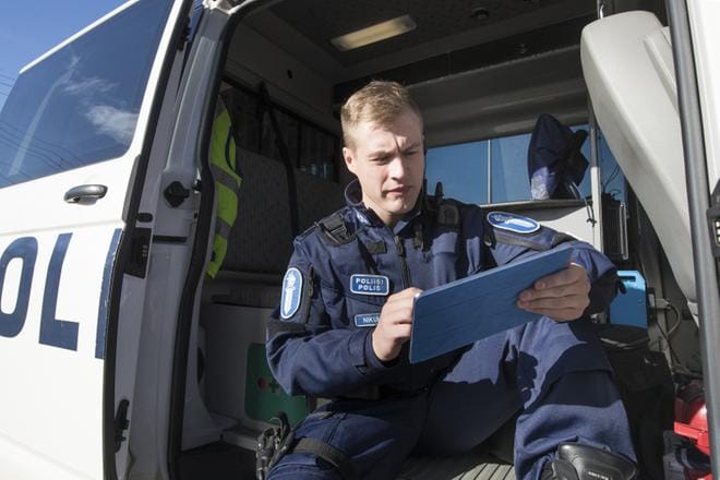 Oulun poliisilaitoksen nettipoliisin Lauri Nikulan mukaan vanhempien on ymmärrettävä nettiä, pelien maailmaa ja sosiaalista mediaa, jotta he voivat auttaa lapsiaan niihin liittyvissä ongelmissa. KUVA: Teija Soini