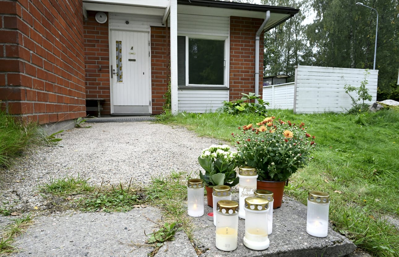 Kukkia ja kynttilöitä epäillyn henkirikoksen tapahtumapaikalla Kauniaisissa tiistaina. LEHTIKUVA / HEIKKI SAUKKOMAA