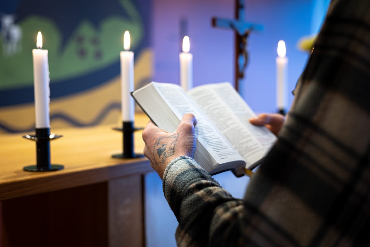 Mikael Jokiniemi jätti uushenkisyyden. Hän kääntyi kristinuskoon, vaikkei etsinytkään juuri sitä. Nyt hän varoittaa muita uushenkisyyden vaaroista.