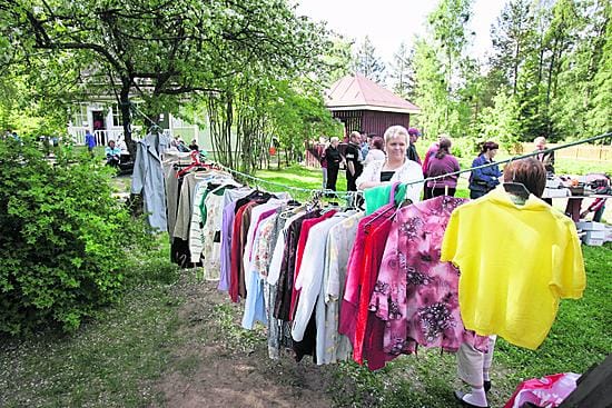 Kesäriehassa jaettiin vaatteita. Eeva Kreivi päivysti vaatenarun luona päästäkseen opastamaan vaatteita haluavia oikean koon etsimisessä.