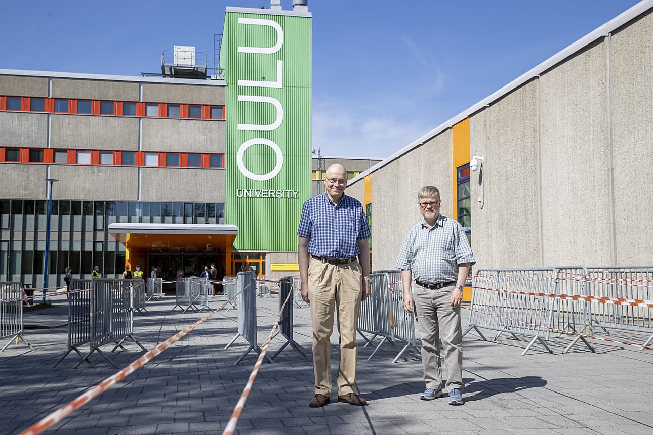 Kirjallisuuden yliopistonlehtori Pekka Kuusisto (vas.) ja Oulun yliopiston humanistisen tiedekunnan koulutusdekaani Matti Enbuske osallistuvat debatti-konferenssi järjestelyihin.