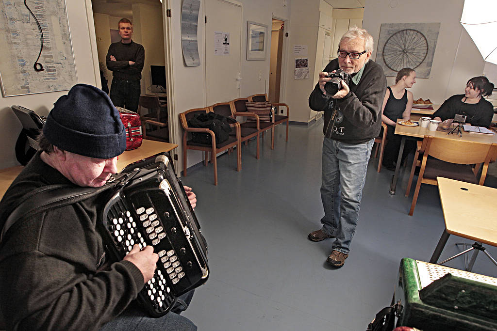 Harmonikkaharrastaja Pertti Koivukangas virittää valssin, kun Jorma Mylly tallentaa hänet osaksi oululaisista koostettavaa Asukasalbumia.