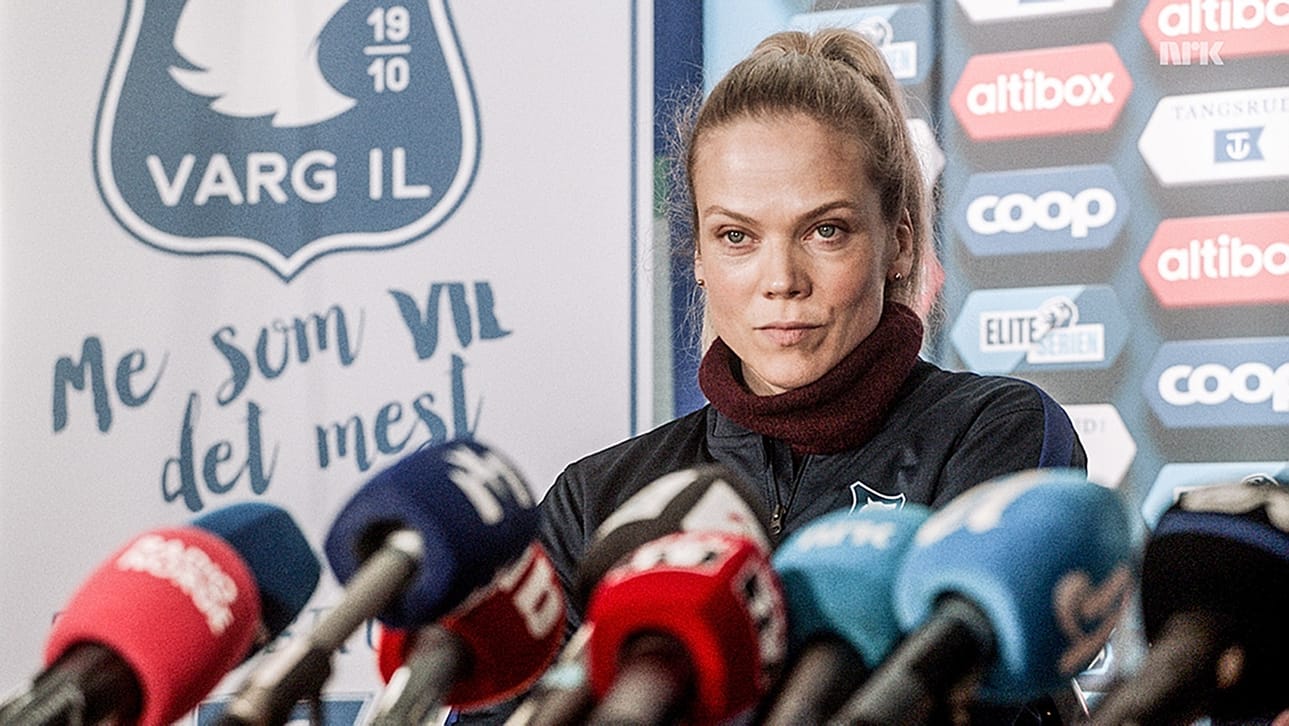 Valmentajana Helena Mikkelsenillä (Ane Dahl Torp) ei ole syytä hymyyn, sen verran tiukkoihin tilanteisiin hän joutuu