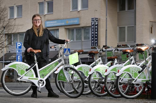 Seinäjoen kaupungin harjoittelija Pauliina Kivineva kokeilee kaupunkipyörää Mannerheimin puiston pyöräasemalla, joka sijaitsee Koulukadun ja Torikadun kulmassa. Hänen mukaansa pyörillä on mukava ajaa ja niissä on tukevan tuntuiset satulat. KUVAT: KARI LÖFHJELM