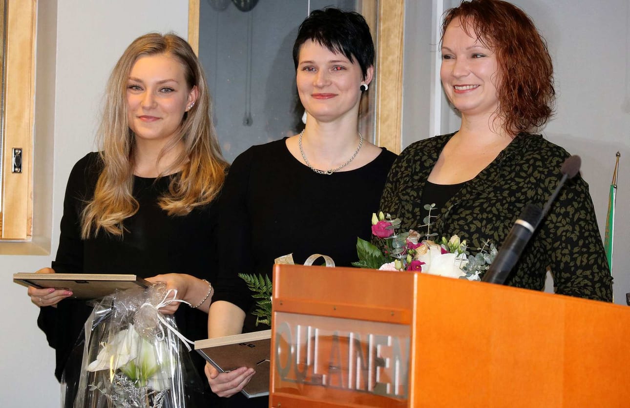 Emmanoora Huhtanen, Anna-Riina Yli-Hukka ja Hanna Siltala saivat harrastustoiminnastaan, joka tukee koko Oulaisten tunnettuuden lisääntymistä, tunnustukset vuoden viimeisessä valtuuston kokouksessa.