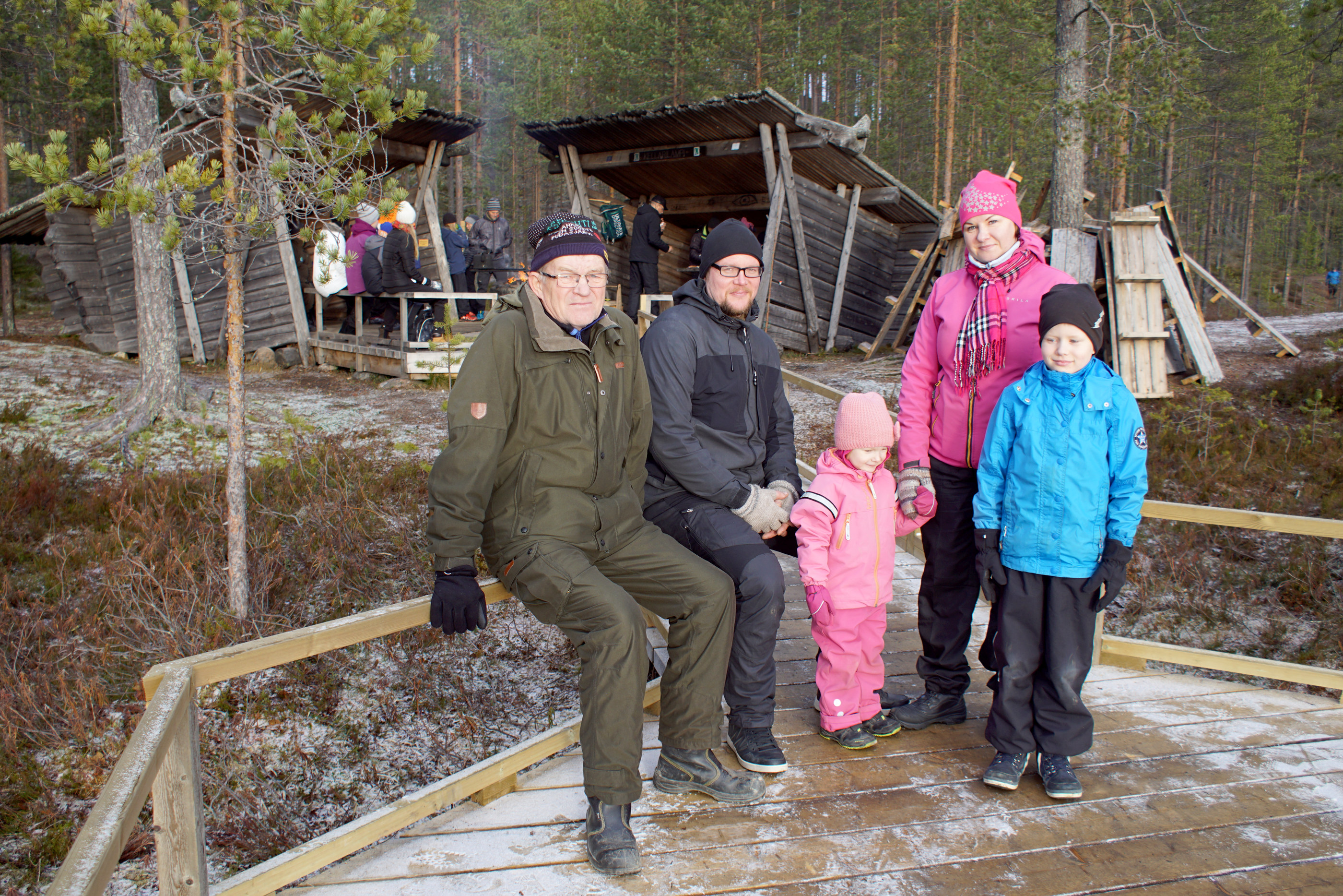 Laituri ja polku on näköjään uusittu, totesivat Pekka ja Leena Laakkonen sekä Henry, Iida ja Viljami Kokko Kellarilammella pistäytyessään.