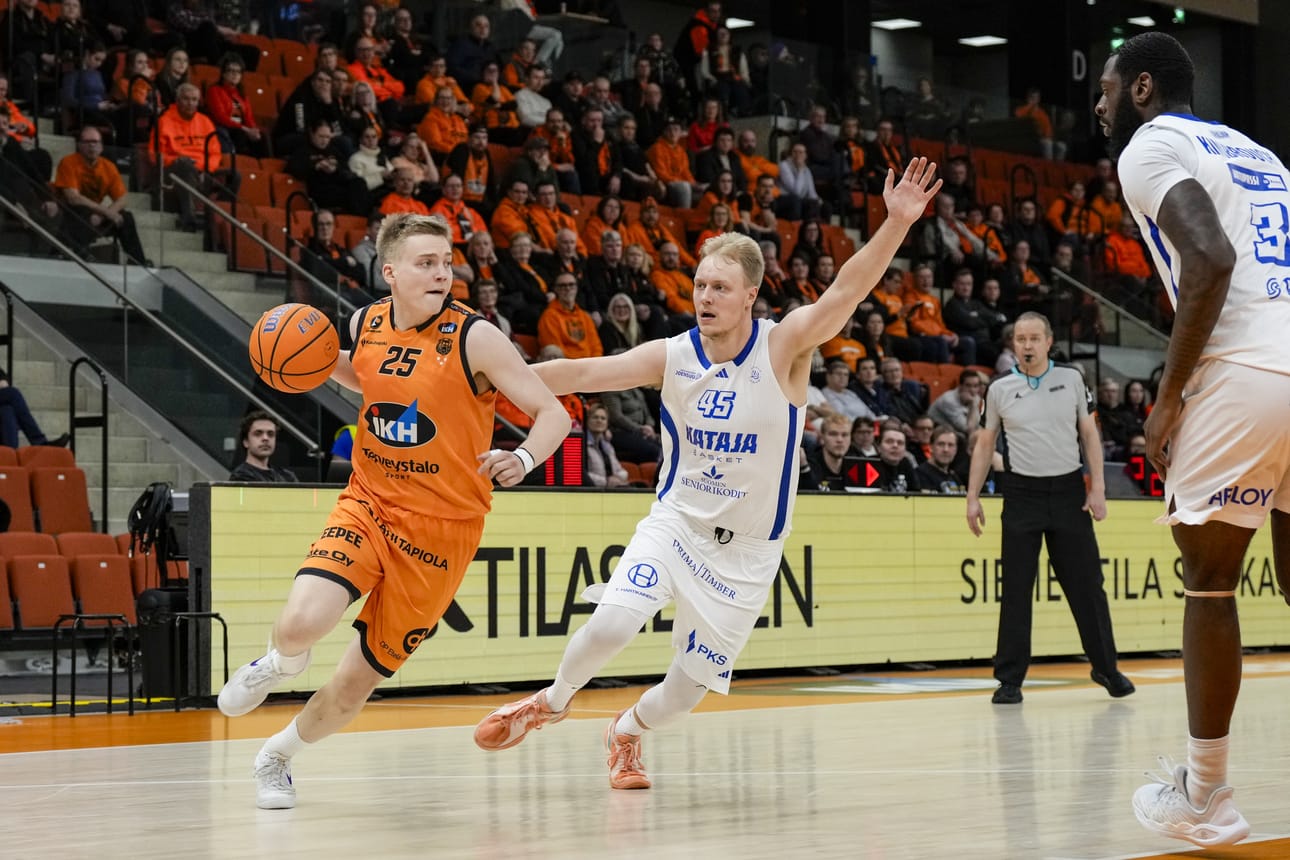 Kauhajoen Karhubasketin pudotuspelit alkoivat 30 pisteen tappiolla. Kuvassa kauhajokelaisten Kalle Koivunen ja Kataja Basketin Henri Permanto.