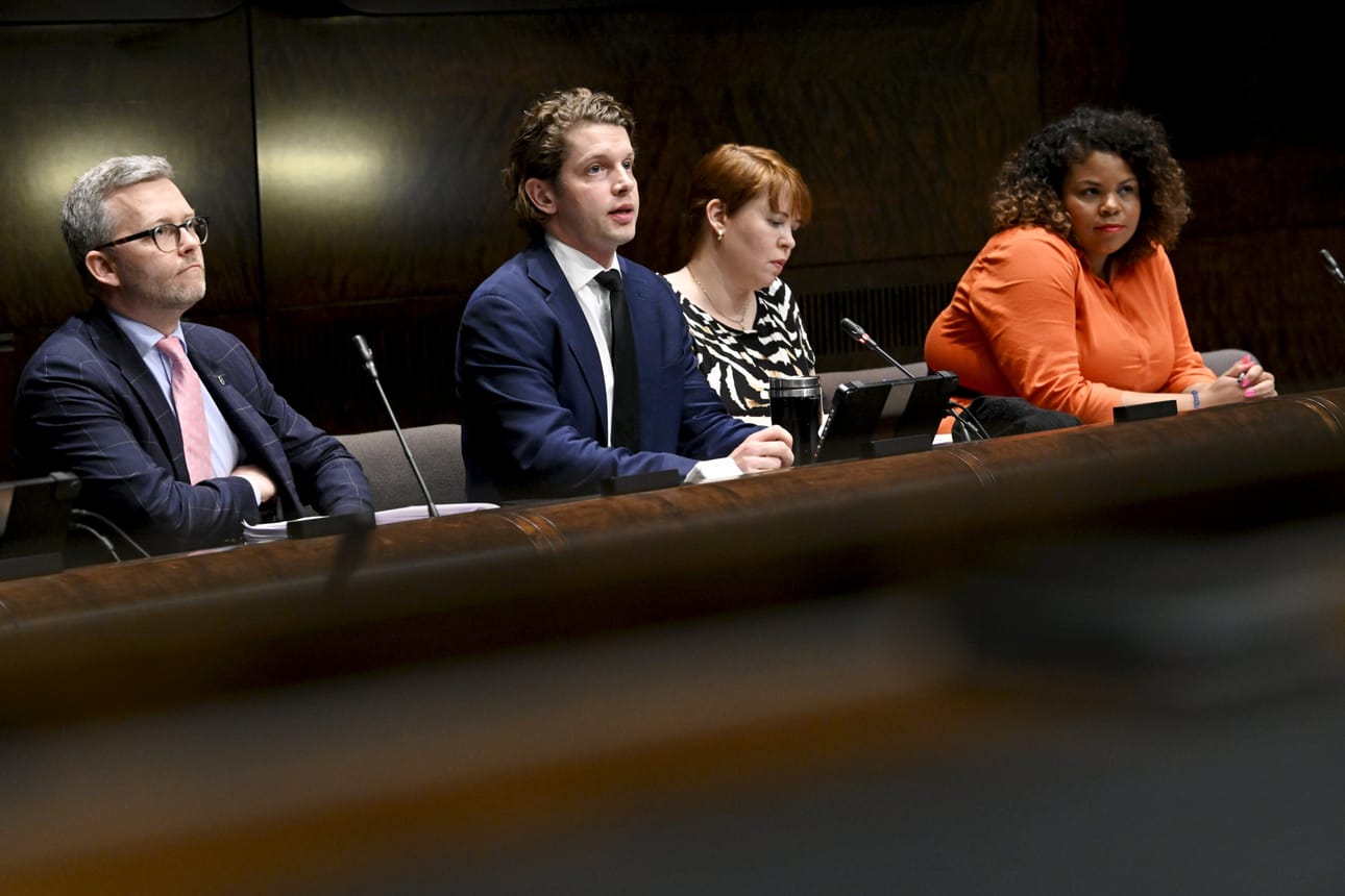 Valiokunnan jäsenet Mats Löfström, puheenjohtaja Heikki Vestman, Anna Kontula ja Fatim Diarra perustuslakivaliokunnan tiedotustilaisuudessa. LEHTIKUVA / MIKKO STIG