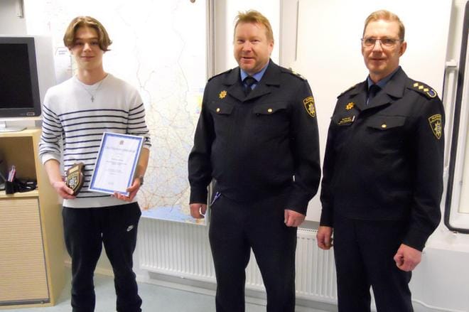 Karijoen ylikyläläinen Aarni Savolainen vastaanotti pelastuslaitoksen kunniakirjan ja -kilven palomestari Petri Järvensivulta ja palopäällikkö Juha Turkulaiselta. KUVA: KARI AURESSALMI