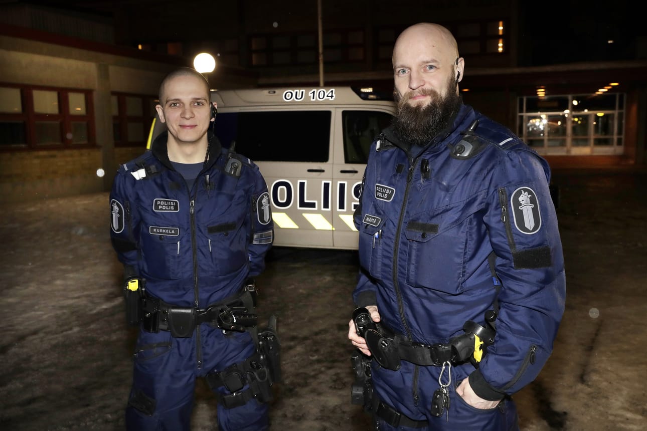 Lähiöpoliisit Lauri Kurkela (vas.) ja Hannu Määttä aloittivat uudessa työssään helmikuun alussa.