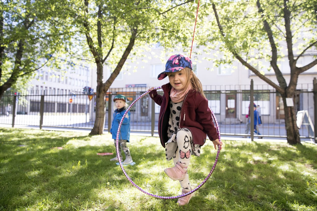 Peetu Jänkälä ja Penni Jänkälä taituroivat temppuradalla. Tunneleiden ja hulavanteiden läpi selvittiin hienosti, jonka jälkeen kelpasi palata leikkimään pihan suihkulähteelle.