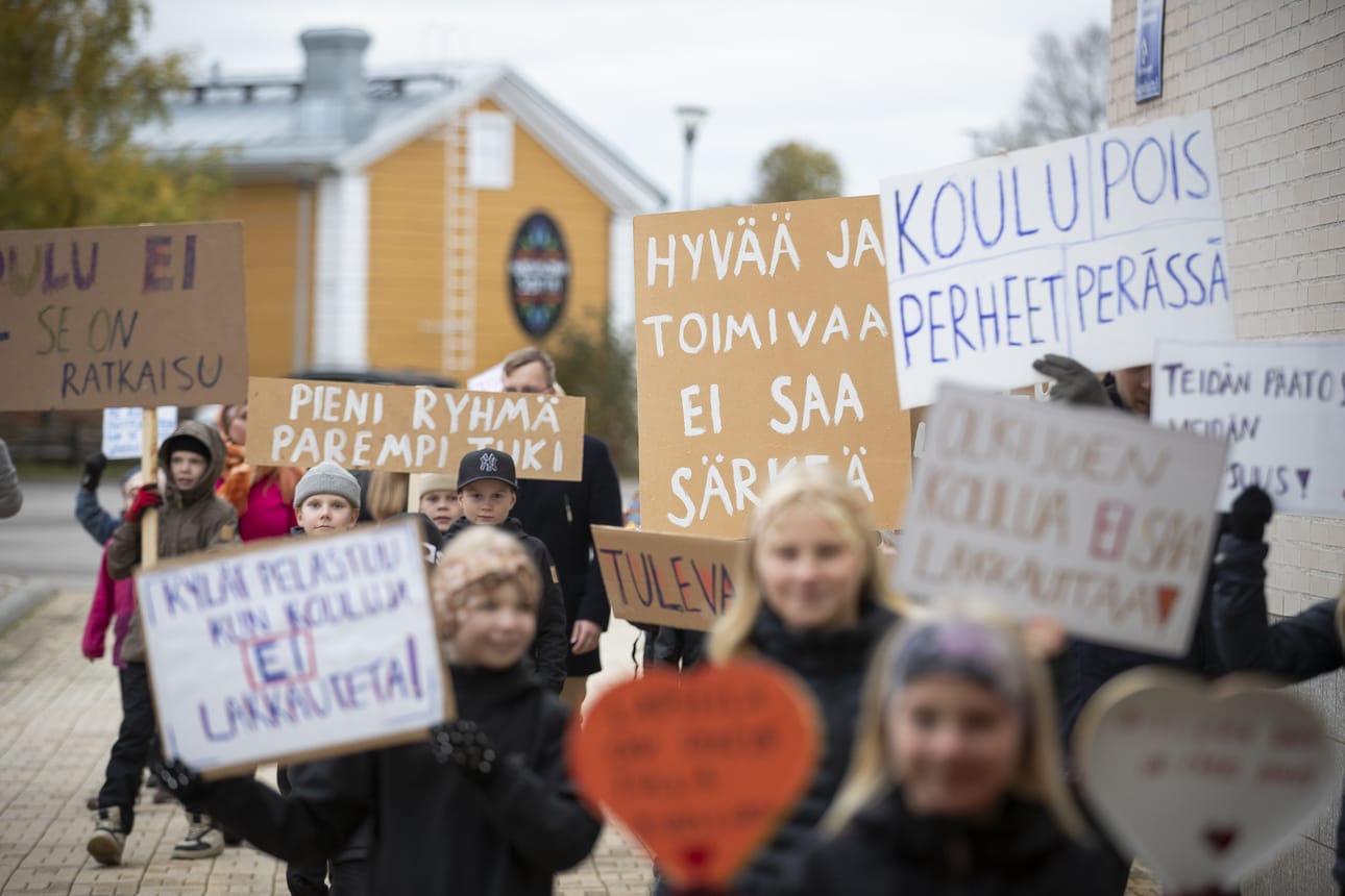 Raahessa järjestettiin lokakuussa mielenilmaus kyläkoulujen lakkauttamista vastaan.