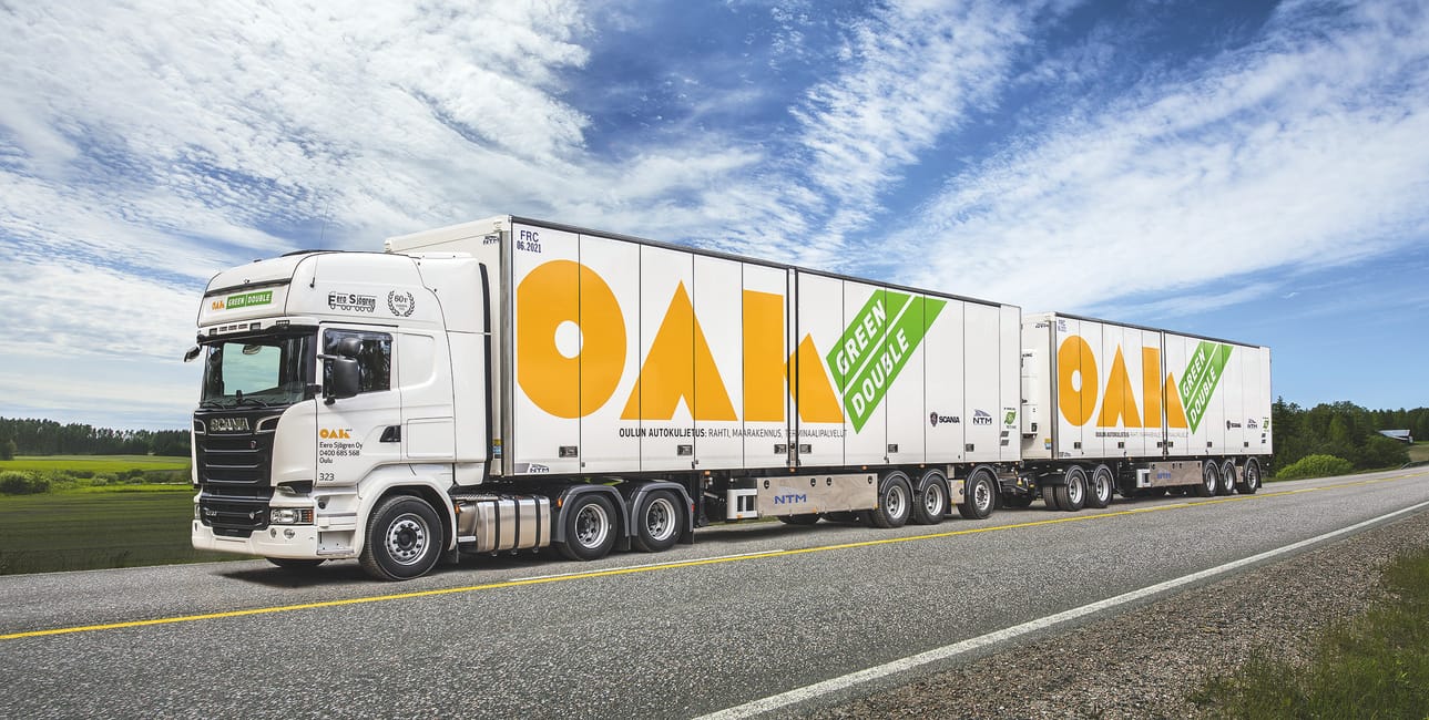 Oulun Autokuljetuksen jättirekka on 32 metriä pitkä ja sen suurin sallittu massa on 88 tonnia.