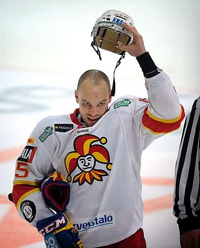 Jokerien Jarkko Ruutu lensi ottelun lopussa suihkuun.