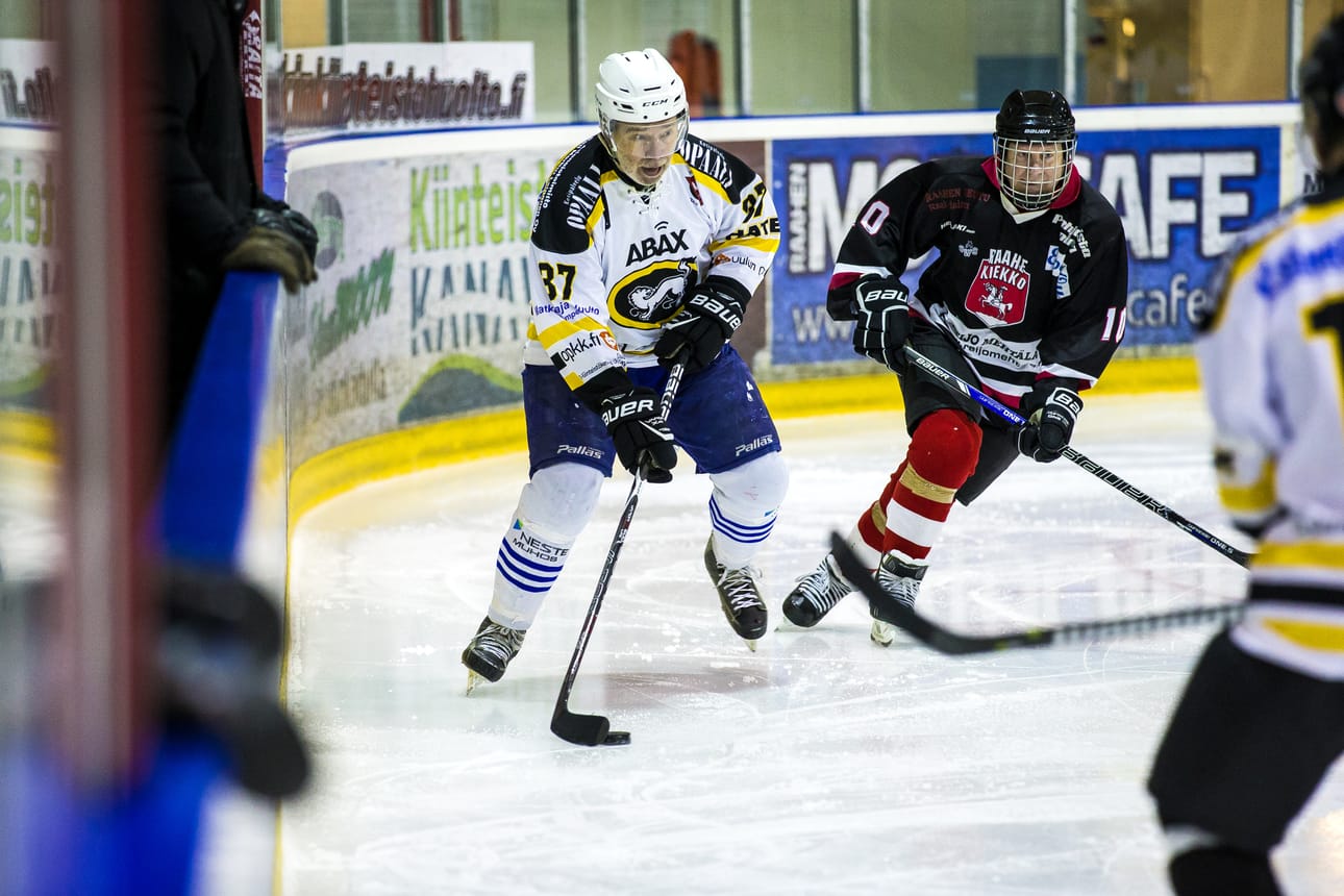 Raahen Kanuunat kohtasi Oulun Nitro-Kärpät ikämiesten jääkiekko-ottelussa.