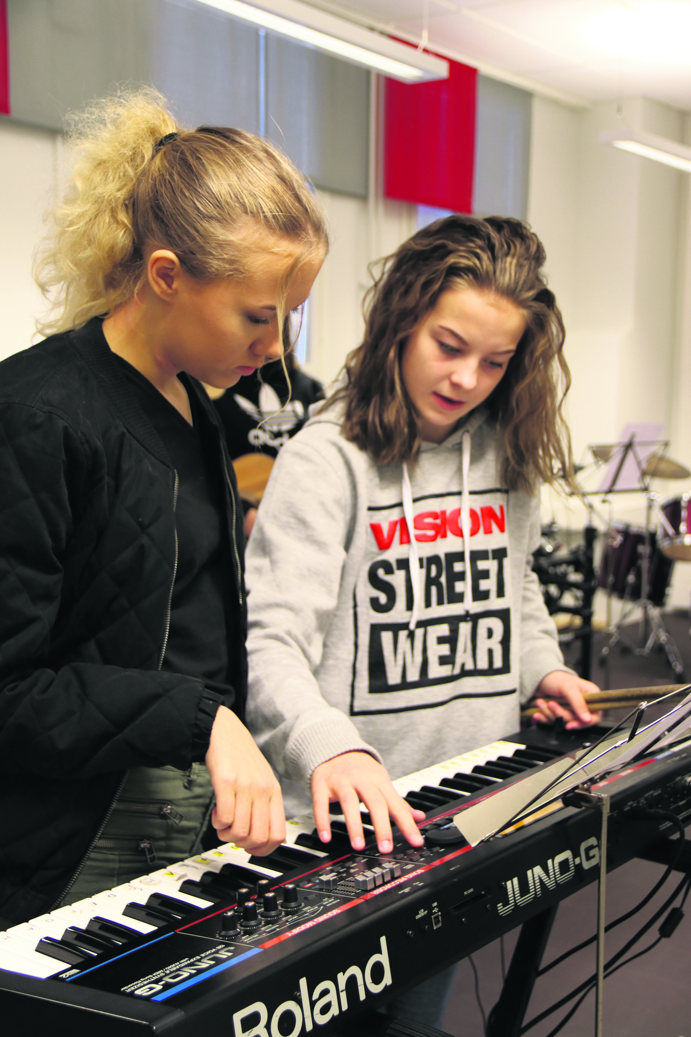 Bändikonserttia varten on treenattu huolella. Sanni-Maria Suutari (vasemmalla) ja Enni Saarela syntikoiden äärellä.