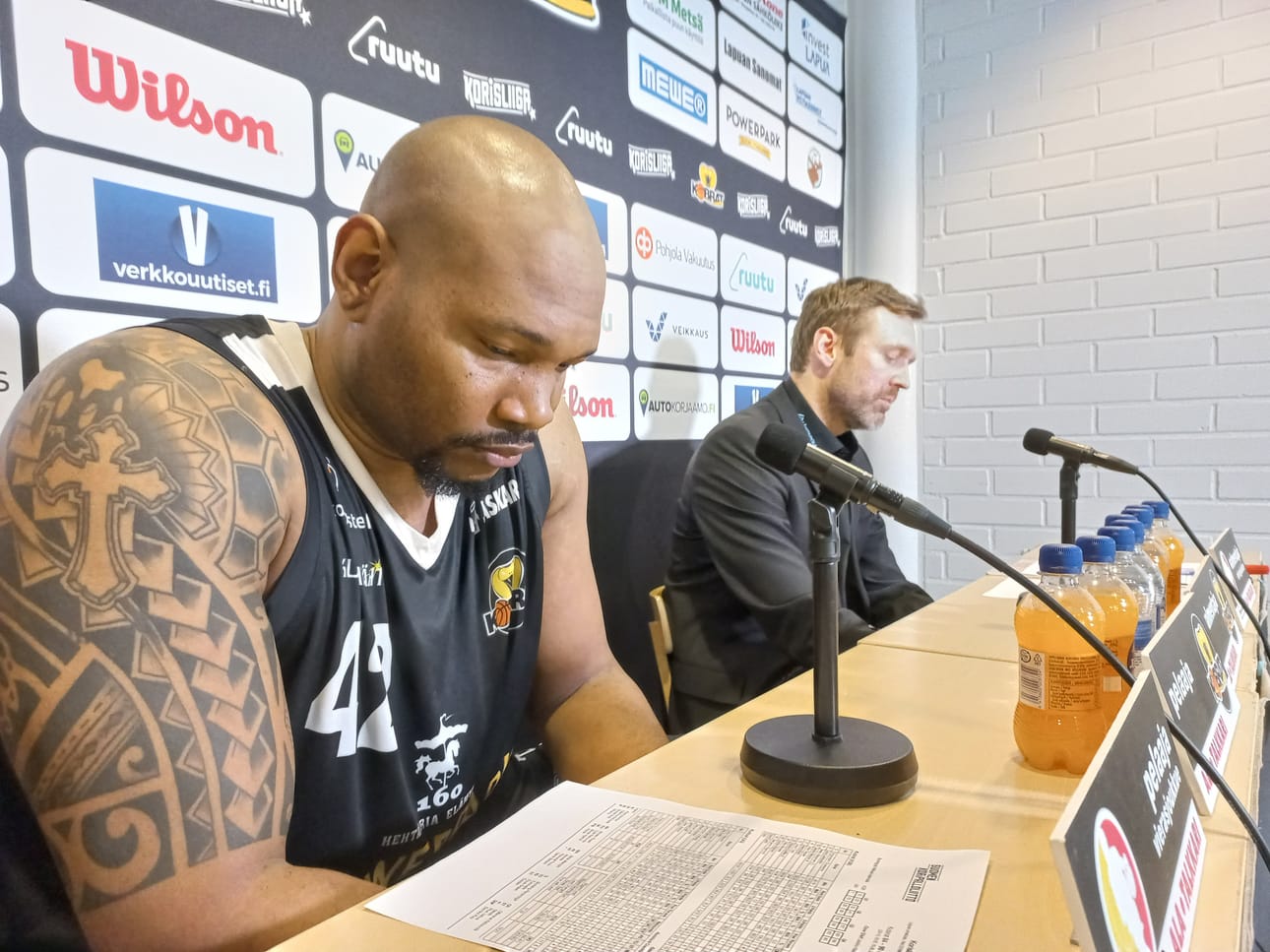 Kobrien BJ Raymond ja Ville Turja olivat allapäin tappion jälkeen.