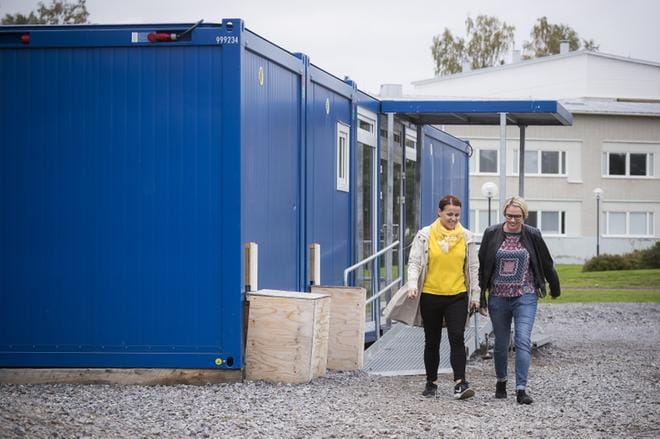 Kunta aikoo ostaa Mustasaaren keskuskoululle väistötilaksi yhden kaksikerroksisen moduulirakennuksen nykyisten kahden parakin tilalle. Koulun apulaisrehtori Mervi Kalliokoski ja rehtori Anna-Kaisa Eskola ovat myös toivoneet parempaa väistötilaratkaisua. Arkistokuva: Jarno Pellinen