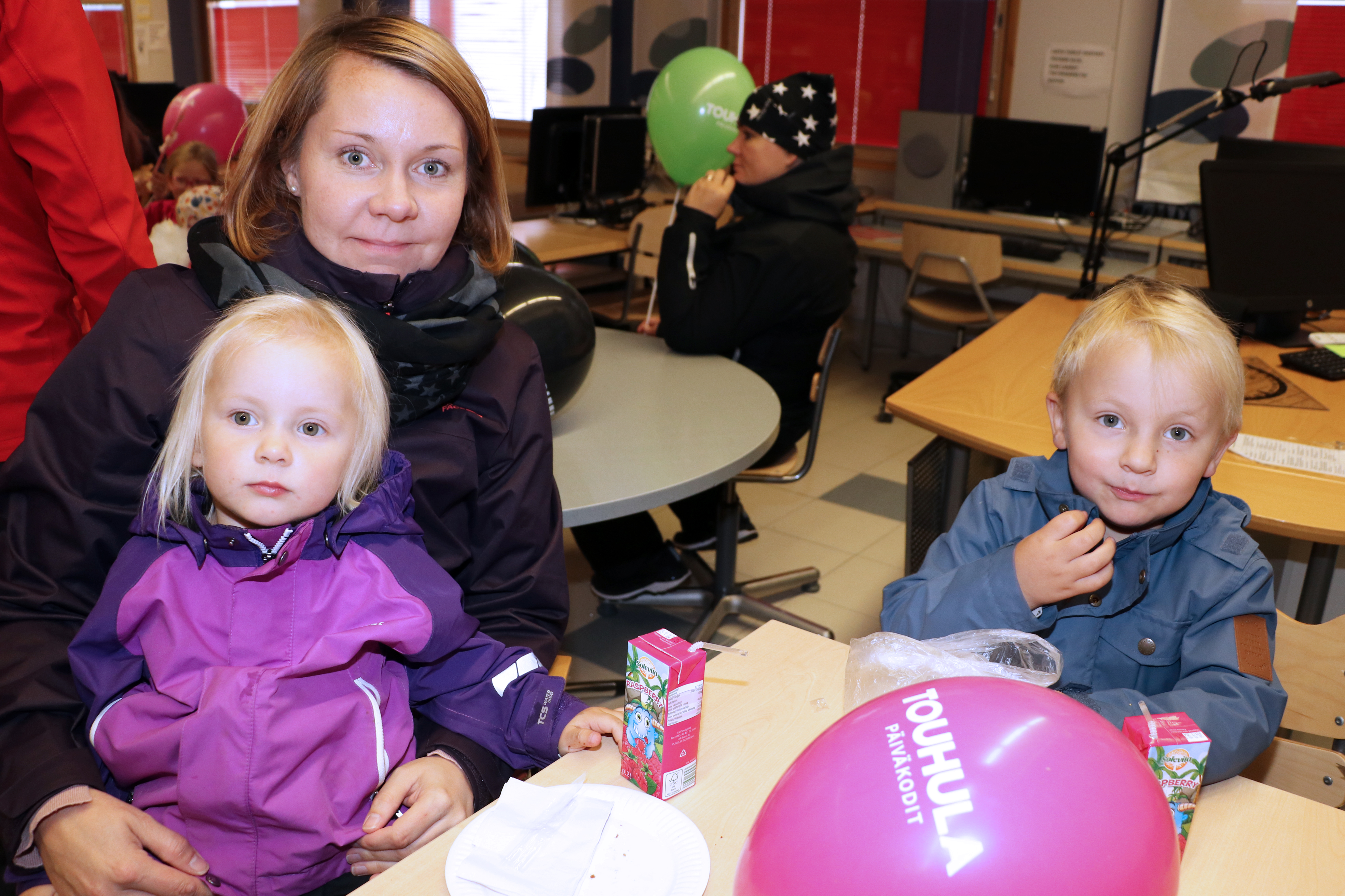 Eevi, Aaro ja Riikka Hyvönen kävivät välillä kioskilla tankkaamassa, jotta jaksavat jatkaa matkaansa vielä leikkipuistoon. Perheen kolmos- ja kuutosluokkalaiset viihtyivät pelipisteellä.