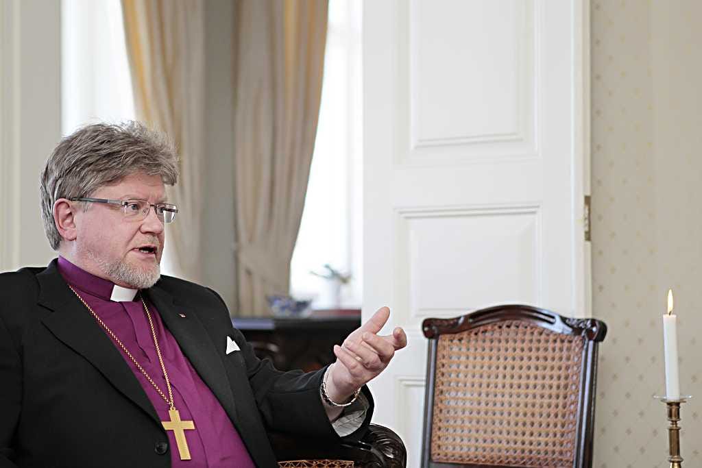 "Ihminen on Jumalan luomana arvokas, oli hän homo- tai heteroseksuaali", toteaa piispa Samuel Salmi.