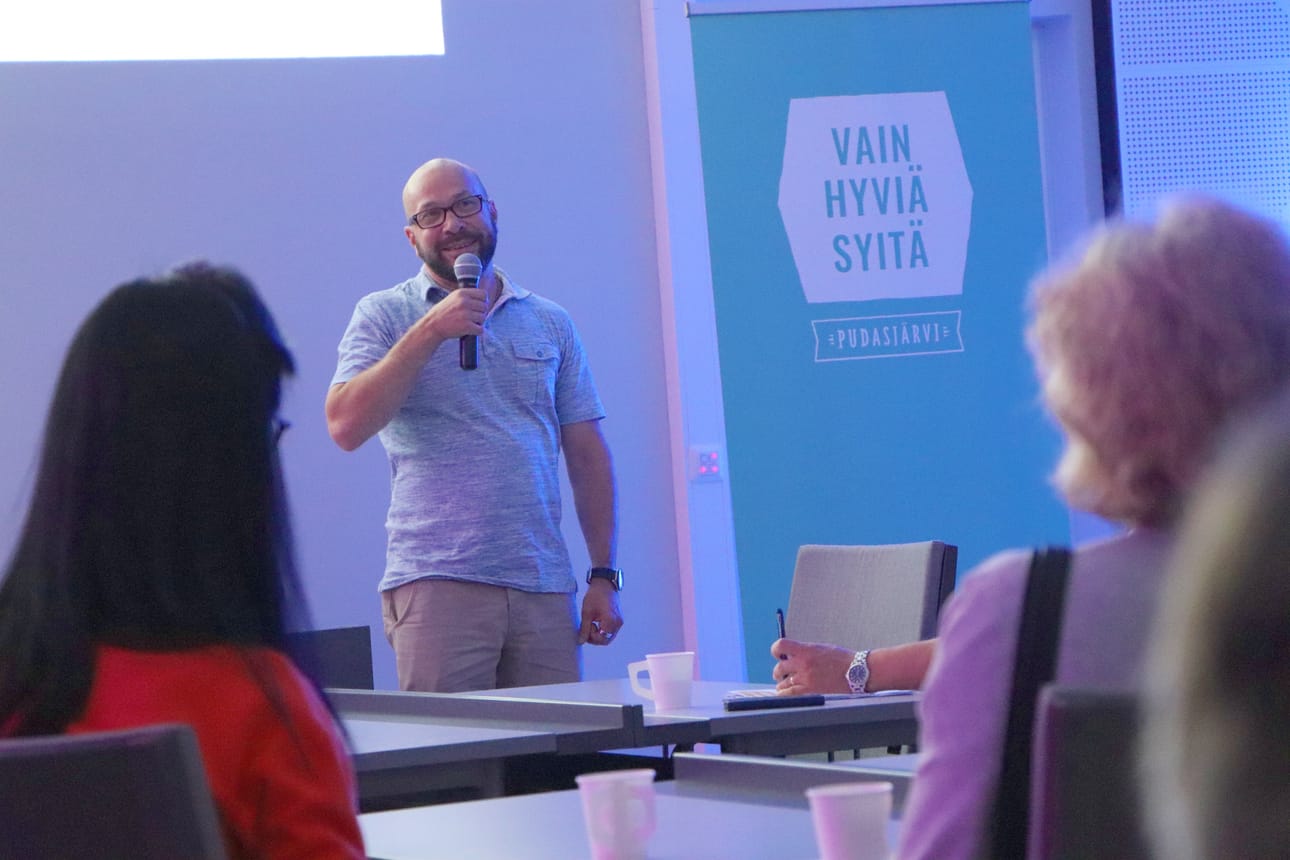 Illemmalla kokoonnuttiin kapungintalolle. Tapahtuman päätti Matti Patrosen stand up -esitys.