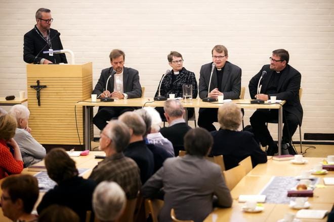 Kirkkoherrapaneelin juonsi uutispäällikkö Mikko Kallionpää. Panelistit olivat vt. kirkkoherra Antti Yli-Opas, kappalainen Maaria Perälä, hallintokappalainen Tuomo Klapuri ja kirkkoherra Juha Haapaniemi. KUVA: JARNO PELLINEN
