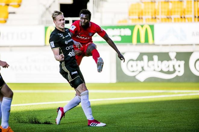 SJK:n kotitappio Turun FC Interille viime perjantaina oli viimeinen pisara seurajohdolle. Pallosta taistelevat Interin Abdoulie Mansally ja SJK:n Joel Mero. KUVA: KRISTA LUOMA
