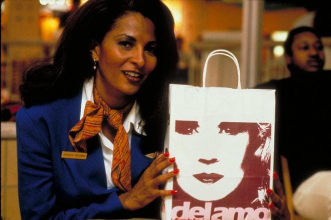 Jackie Brown on jännityselokuva hieman hämäräperäisestä lentoemännästä (Pam Grier), joka suorittaa omaa kostoaan auttaessaan poliisia. KUVA: Sub